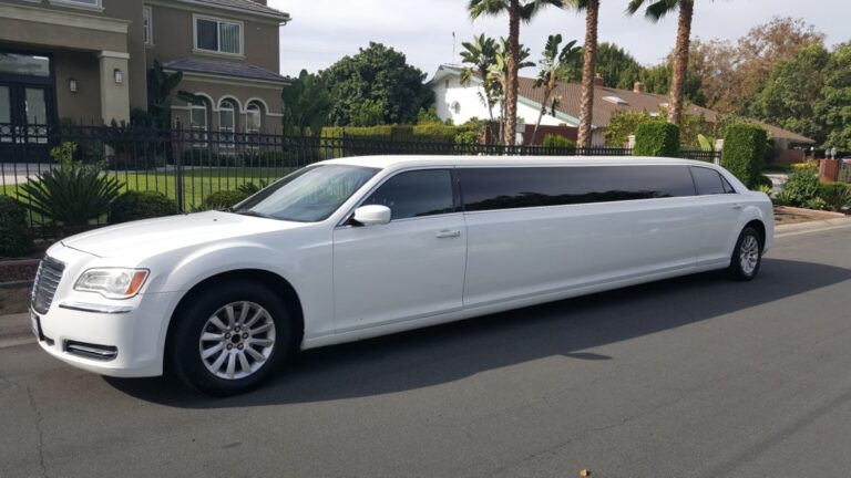 Chrysler 300 Limo (white)